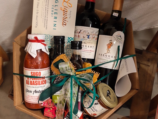 Individuell zusammengestellte Geschenkkörbe mit Wein und Feinkost von Leckeres Weserbergland in Höxter